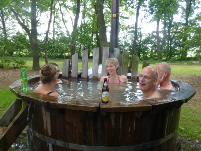 gezelligindehottub3.jpg